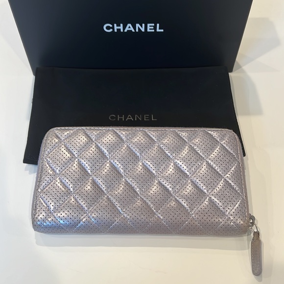 🔥RARE CHANEL IRIDESCENT SILVERY/PURPLE ZIP AROUND WALLET FULL INCLUSION 🔥 - Picture 4 of 16